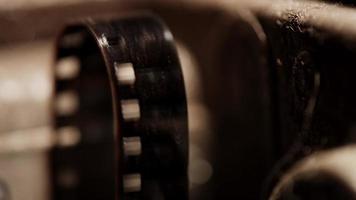 close-up extremo do projetor de filmes de 8 mm e detalhes do filme se movendo em 4k