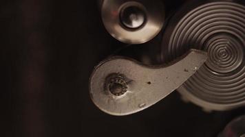 close-up extremo de projetor de filmes de 8 mm e um detalhe do mecanismo de roda dentada em 4k
