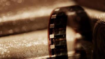 Extreme Nahaufnahme eines 8-mm-Filmprojektors, der den Fokuspunkt im Film in 4k ändert video