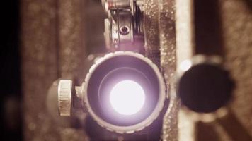 close-up van 8mm filmprojector, met detail van de lens en knipperlicht in 4k video