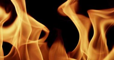 hete textuur van warme vlammen met donkere achtergrond in slow motion van 4 k