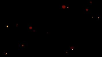 Relajantes brasas de fuego de leña brillando en 4k video