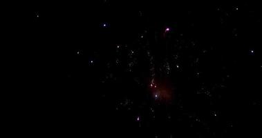 Vertikale Wanderaufnahme von lila Feuerwerk, das in der Nacht in 4k Zeitlupe blinkt video