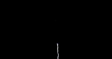 extreem lang shot van vuurwerk dat in heldere nacht in 4k gloeit video