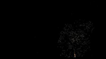 Tausende von hellen Lichtern von Feuerwerkskörpern auf der rechten Seite der Szene in 4k