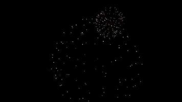 feux d'artifice dorés et verts avec des effets de paillettes et de crossett dans une scène de nuit longue portée en 4k video