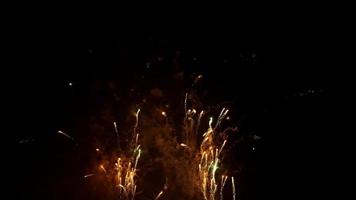 milhares de luz dourada com efeitos de cometa e fogos de artifício brilhantes em 4k video