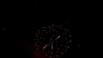 kleines und helles Feuerwerk, das eine nächtliche festliche Szene in 4k schmückt video