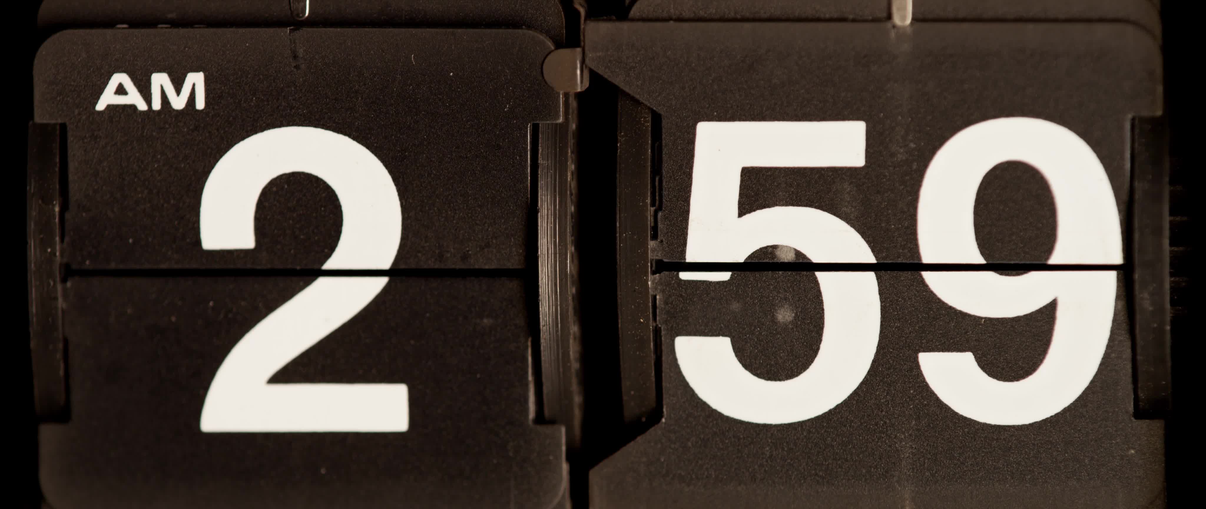 Retro flip clock changing from 0259 am to 0300 am in 4K 1616487 Stock