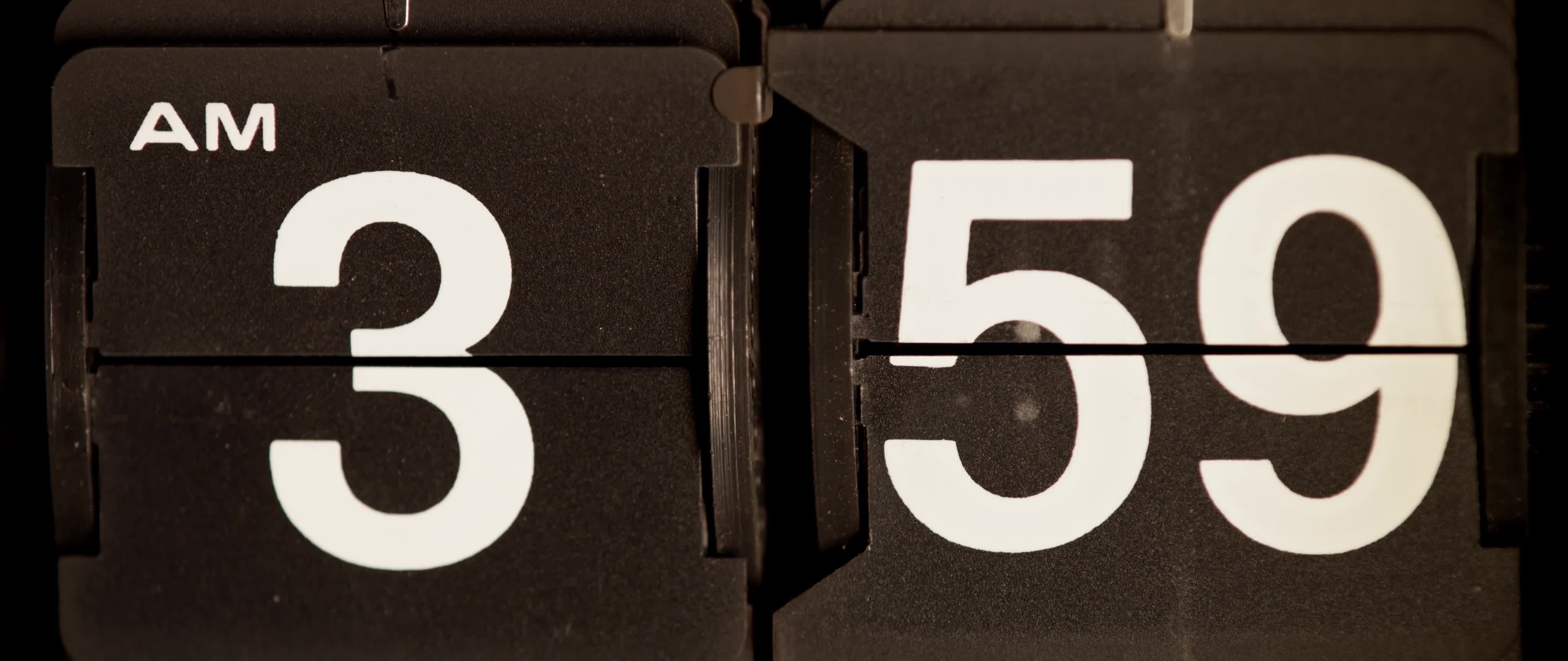 Retro flip clock changing from 0359 am to 0400 am in 4K 1616488 Stock