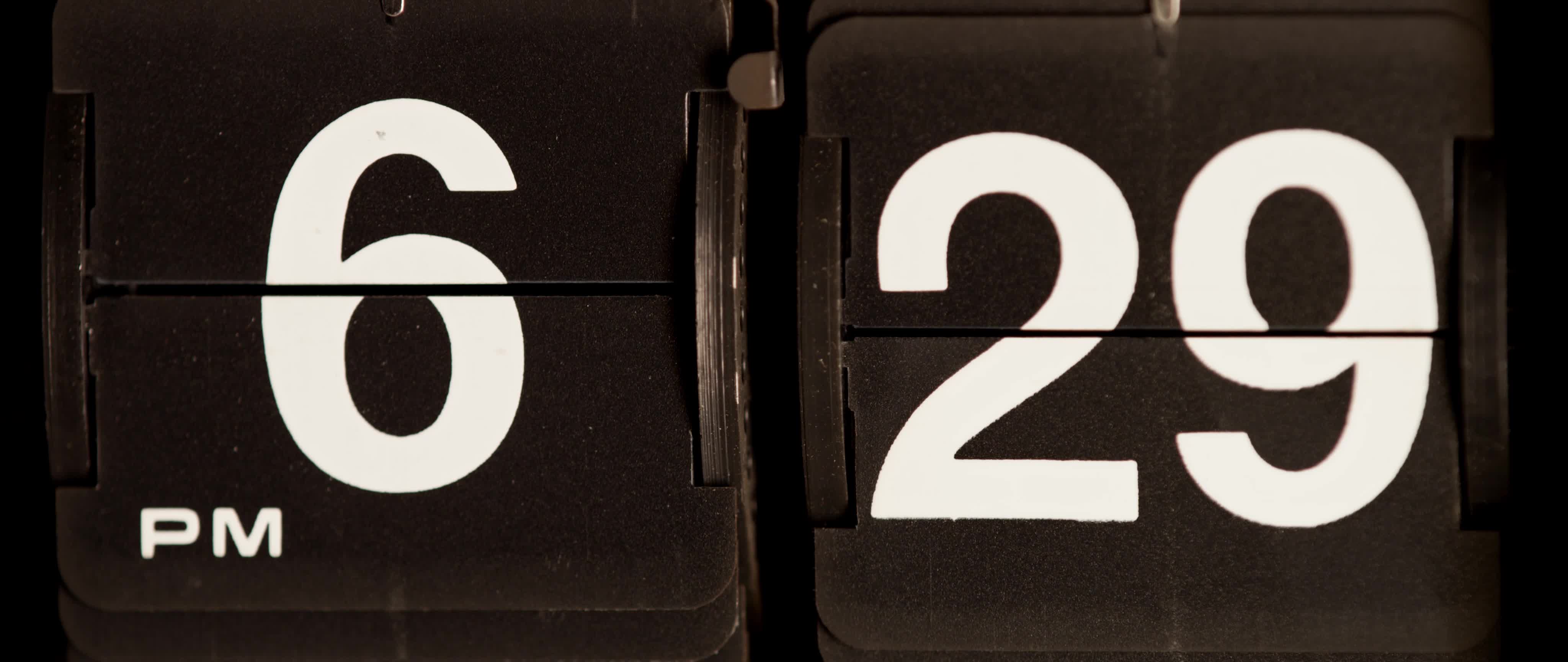 Retro flip clock changing from 0629 pm to 0630 pm in 4K 1616518 Stock Video at Vecteezy