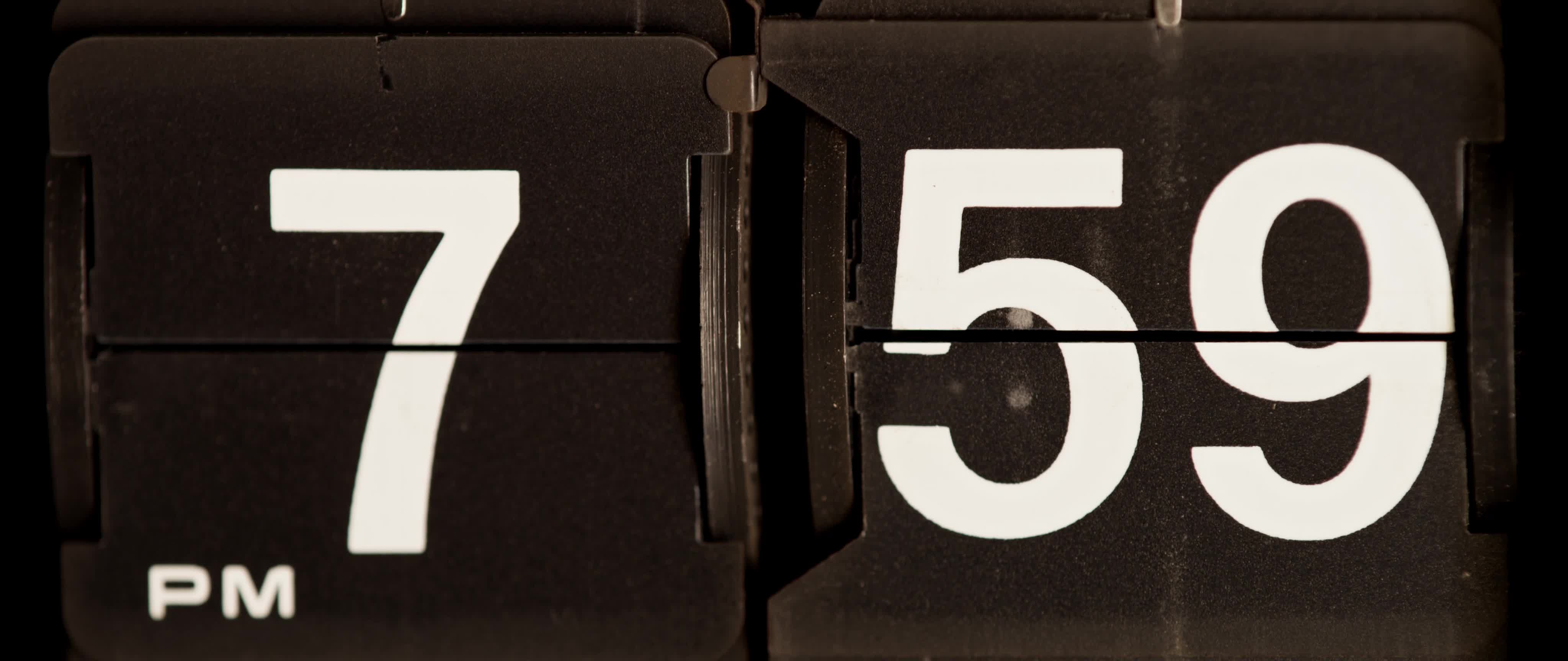 Retro flip clock changing from 0759 pm to 0800 pm in 4K 1616521 Stock