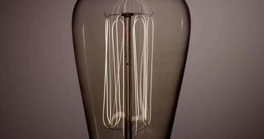 extrem närbild till ogiv glödlampa med vågor filament flimrar snabbt i 4k video