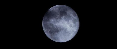 nacht die van volle maan beweegt op hemel met grijze wolken op voorgrond in 4k video