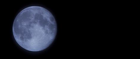 nachtschot van blauwe maan die op donkere hemel beweegt vanuit de linker benedenhoek van scène in 4k