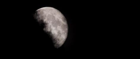scena notturna della luna piena luminosa che emerge di nuvole dense nere in 4K