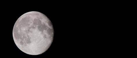 close up da lua brilhante cruzando a cena da parte inferior para a parte superior em 4k video