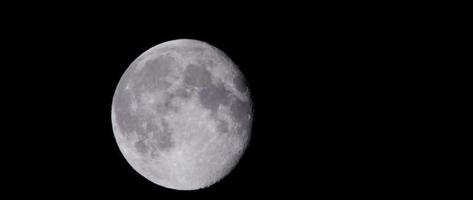 foto noturna de lua cheia movendo-se muito lentamente no centro da cena em 4k video