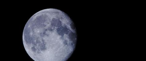 sluit tot volle maan die in de nachtelijke hemel zweeft en de scène kruist in diagonaal pad in 4k video