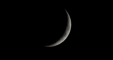 Croissant de lune croissant sombre se déplaçant dans le ciel nocturne avec un avion au premier plan en 4k video