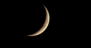 croissant de lune croissant avec filtre sépia se déplaçant dans le ciel nocturne en 4k video