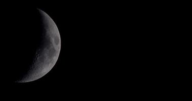 croissant de lune croissant se déplaçant de haut en bas de la scène et disparaissant dans la nuit noire en 4k video