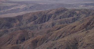 colpo panoramico andando a sinistra della catena montuosa in 4K video