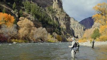 Gruppe von Männern Fliegenfischen auf dem Colorado River Kostenloses Filmmaterial video