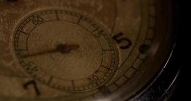 Gros plan extrême de l'aiguille de l'horloge des secondes se déplaçant de vingt-deux minutes, commençant à la seconde 10 en 4k time lapse video