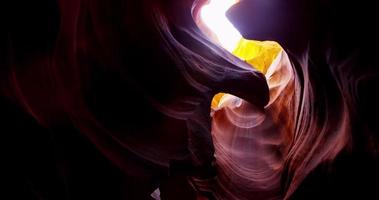 Tiro de ángulo bajo de viaje de la hermosa cueva de roca roja erosionada en 4k video