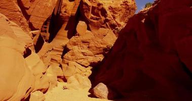 långsam resande skott inuti en geologisk formation som visar ljusa orange väggar och stenar i 4k video