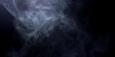 svag rök går ner på mörk bakgrund och takbelysning i 4k video