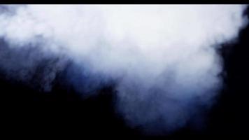 humo denso que crea nubes blancas con remolinos y espirales en la oscuridad en 4k video