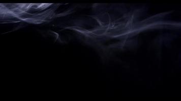 weiche transparente weiße Rauchwolken, die sich in 4k im oberen Teil der Szene bewegen video