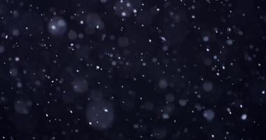 donkere wintersjabloon met sneeuw die van linksboven naar rechtsonder valt in 4k video