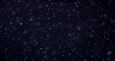 Weihnachtsschablone in der kalten dunklen Nacht mit einem weichen Schneesturm in 4k video