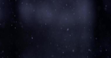 Toma nocturna de tormenta de nieve en bosque frío con luces de coche con efecto bokeh en 4k video