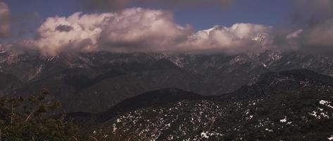 Hermosa cordillera con nubes blancas moviéndose en el cielo azul en 4k video