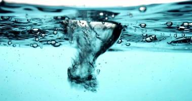 versando acqua e bolle turchesi video