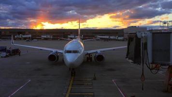 estacionamiento de aviones en el aeropuerto 4k video