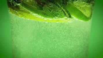 água mineral e folhas de hortelã