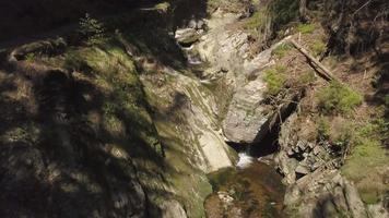 vuela sobre un arroyo con drone en 4k video