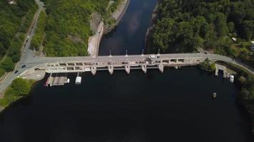 vista frontal do drone da parede da barragem em 4k video