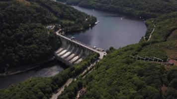 parede da barragem à distância vista do drone em 4k video