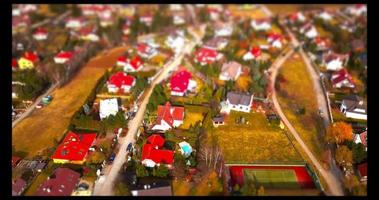 vista de drone en casas en un pueblo - efecto de cambio de inclinación en 4k video