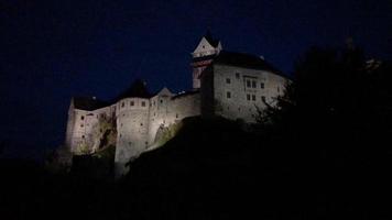 oud kasteel 's nachts in 4k