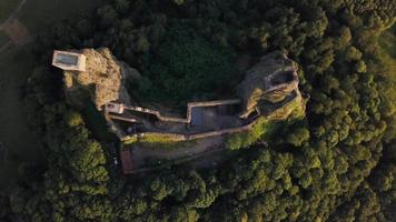 oud kasteel - drone gaat omhoog in 4k video