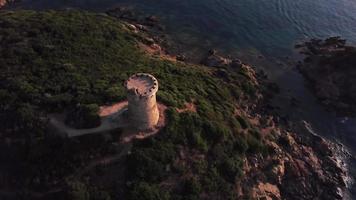 in orbita attorno a una torre genovese in 4K video