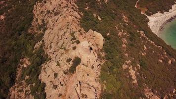 in orbita attorno a una torre genovese in una giornata di sole in 4K video