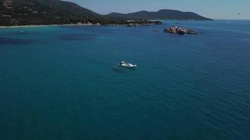 kretsar om en båt på en solig dag i en vik i 4k video